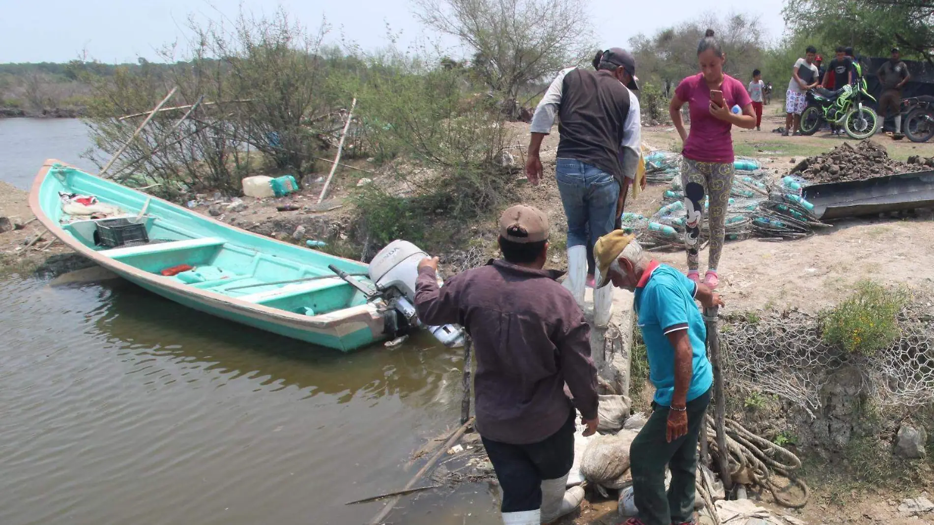 Pescadores de esa parte del río han ido perdiendo su captura desde hace varias semanas